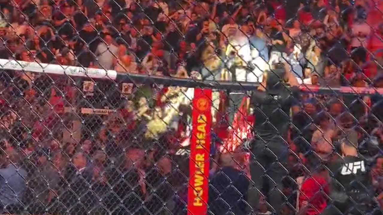 Crowd chanting as Donald Trump and Kid Rock take their seats octagonside for UFC287