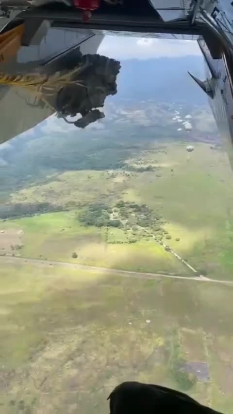 ♦️ Ukraine war : Paratrooper training that well will come handy in Crimea 😉 ( loud sound track )