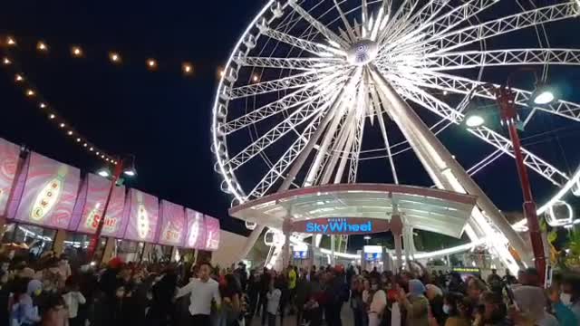 An Ontarian Proposed To His Girlfriend From The Top Of Clifton Hill's SkyWheel