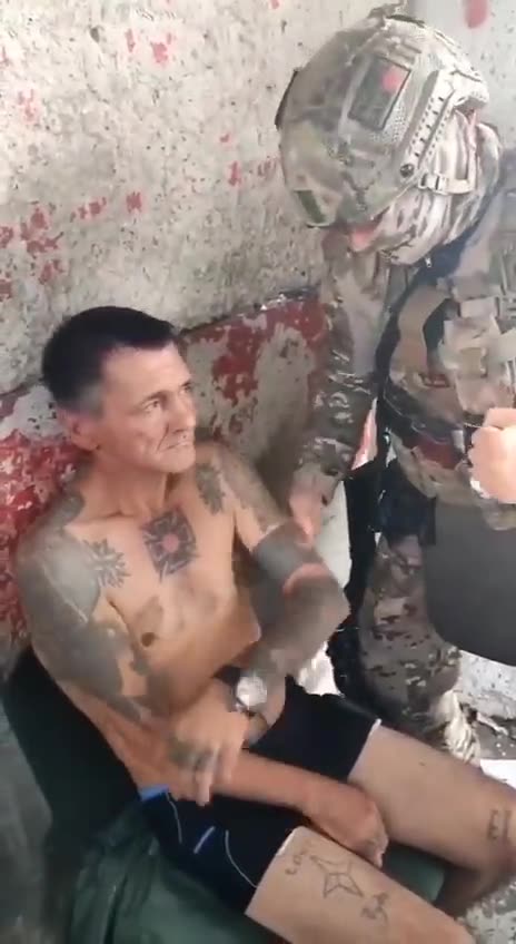 Russian soldier slap a Nazi Ukrainian azov battalion captive