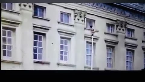 nude boy trying to escape Buckingham Palace (PizzaGate connections