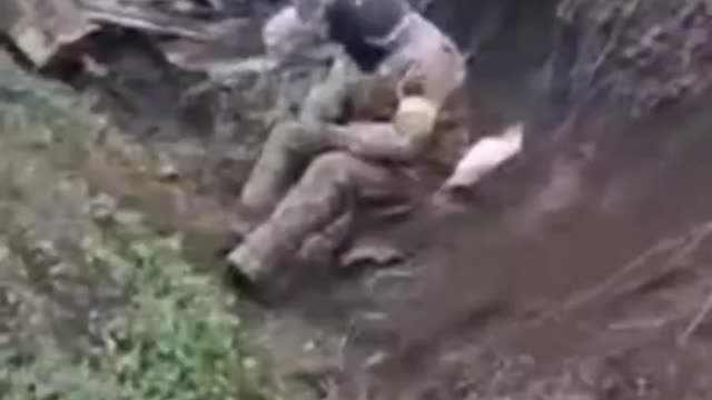 Bakhmut - video di un militare ucraino, affamato e arrabbiato, con messaggio per Zelensky e Zazulny