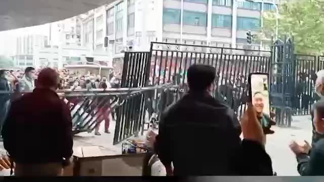 Anti-Lockdown Protestors Tear Down Barricades in Wuhan