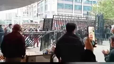 Anti-Lockdown Protestors Tear Down Barricades in Wuhan