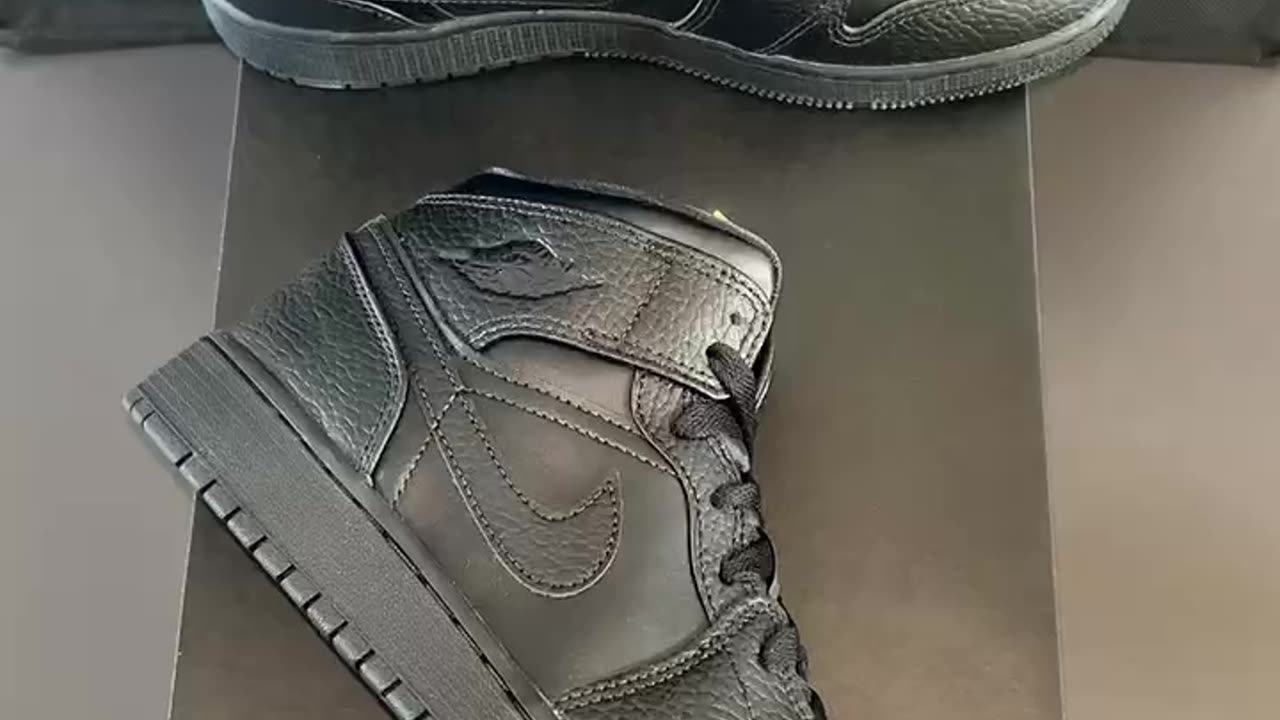 Jordan 1 Mid Triple Black