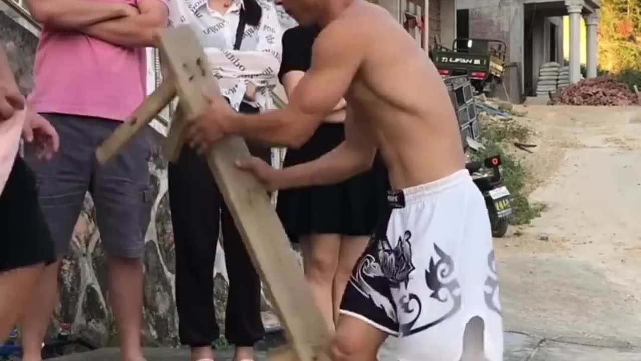 Rural Kung Fu guy has practiced leg skills for 20 years and kicked out 835 kilograms of strength！