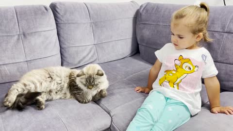 Adorable Baby Girl Shares Her Marshmallow With Giant Cat! (Cutest Ever!!)