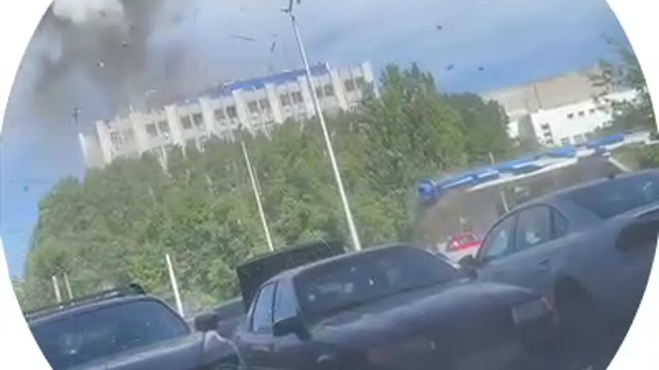 🇷🇺🇺🇦 And more footage of attacks on the plant in Dnepropetrovsk.