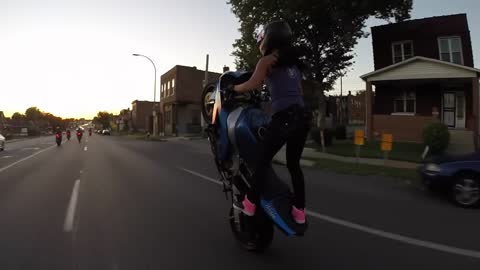 Crazy girl does motorcycle stunts on St. Louis streets 2015