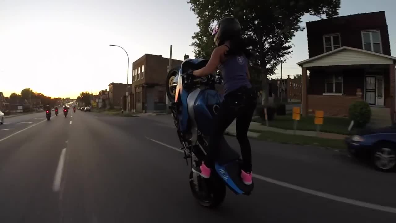Crazy girl does motorcycle stunts on St. Louis streets 2015