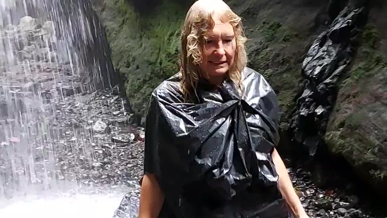 Patricia onder waterval in barranco del agua op La Palma.