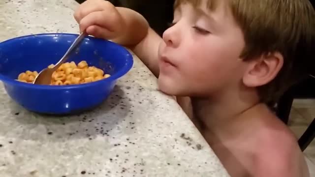 Kid Struggles to Keep His Eyes Open While Eating as Sleep Takes Over