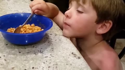 Kid Struggles to Keep His Eyes Open While Eating as Sleep Takes Over