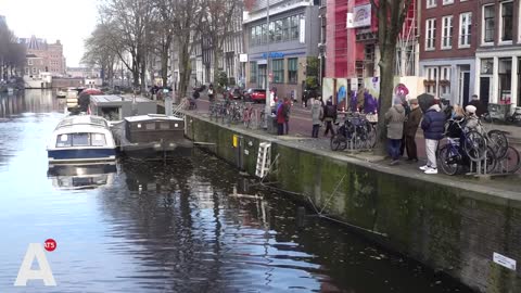 2700 miljoen liter grachtenwater weggepompt voor woonboot