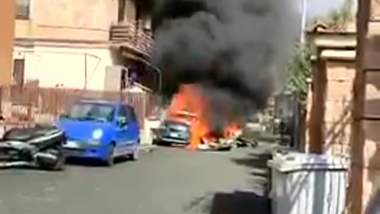 Two military aircraft of the Italian Air Force crashed on houses in Rome