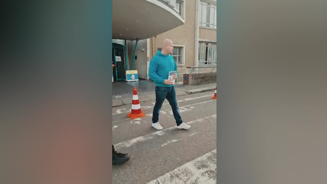 2022-10-29 Zingende nutteloze Clint demonstreert 2 jaar maar speelt niets klaar