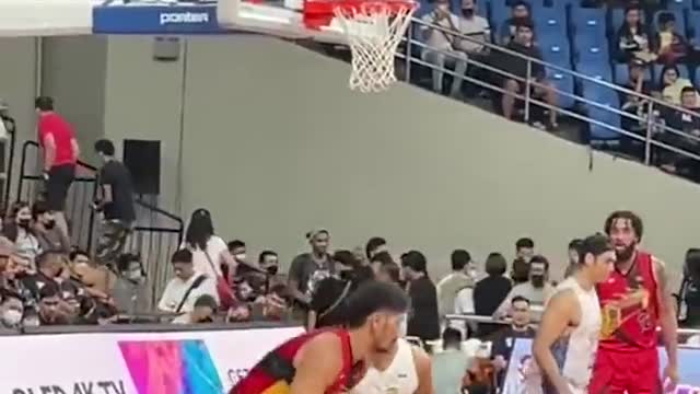 Laglag ang TNT! Coach Chot nagalit sa Referee! _ Scott Pinatalsik ang import ng TNT Pinabaunan pa!