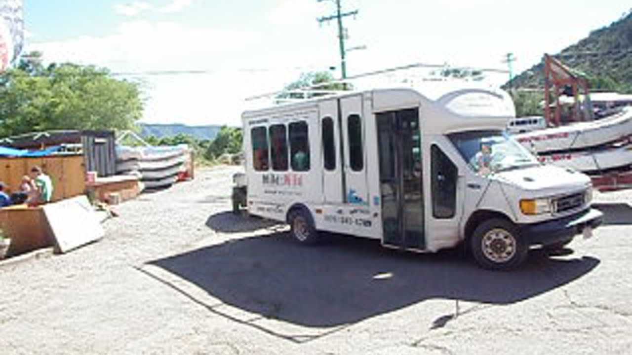 (423) 2003 Ford E-450SD 7.3L Powerstroke Diesel Transit bus backing up with a trailer