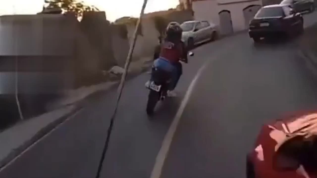 Police Chasing / Jaw-dropping video / Police chasing in bike