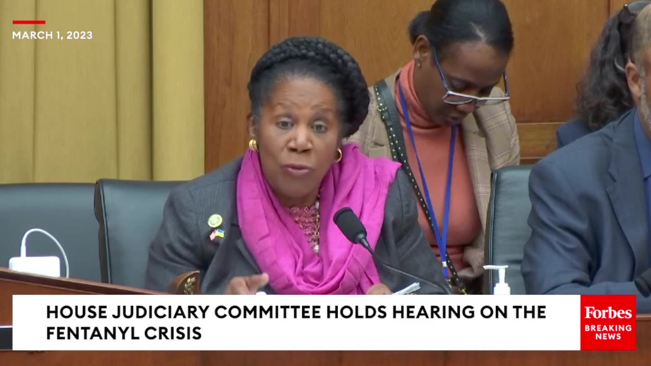 Sheila Jackson Lee Shows Appreciation For The DEA- ‘Very Dangerous Work’