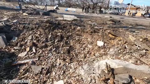 Russian army shelling a bus stop and a grocery store in Kherson, killing 3 civilians.