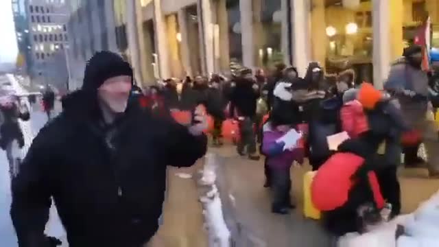 Manifestants déambulent dans Ottawa avec des bidons d'essence vides