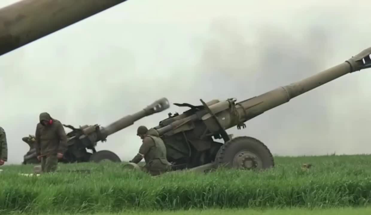 05.05.2022 Russian MLRS BM-21 Grad and D-20 are working on Ukrainian positions.