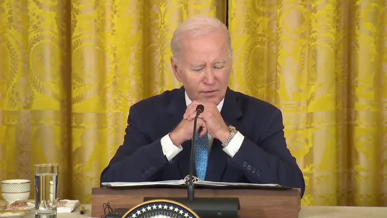 Joe Biden MALFUNCTIONS When Addressing Justin Trudeau