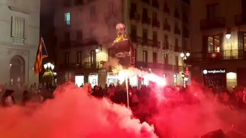 Paramilitares separatistas queman bandera, el Rey, Marlaska y Sánchez en Barcelona