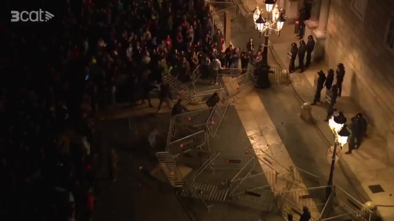 BARCELONA-Farmers, workers & citizens crowd into the city