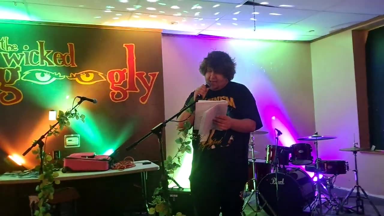 Stand Up Comedy: A Fag In An England Sidewalk