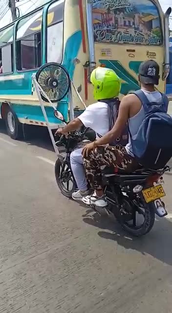 ¡Que calor! Nueva forma de ir en moto con las altas temperaturas