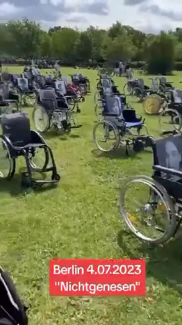 🇩🇪 NIEMCY: wczorajsza demonstracja przed Bundestagiem ze zdjęciami ofiar śmiertelnych