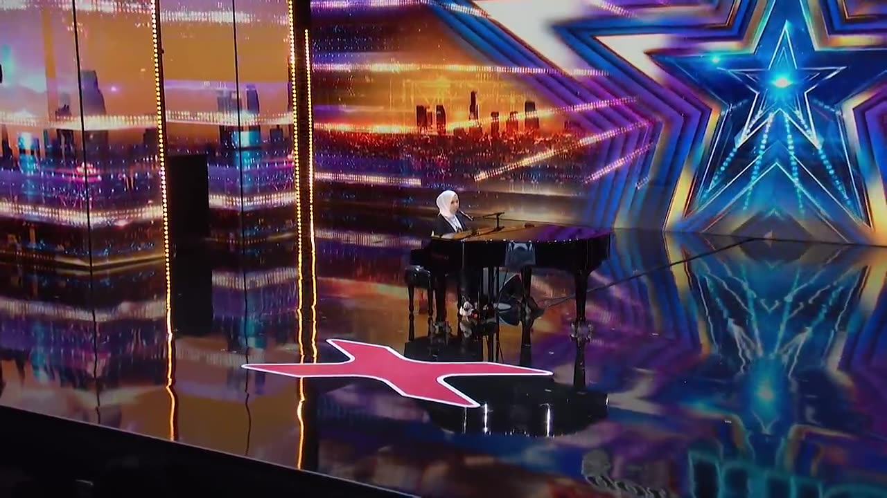 Simon Cowell hits GOLDEN BUZZER for amazing Putri Ariani!