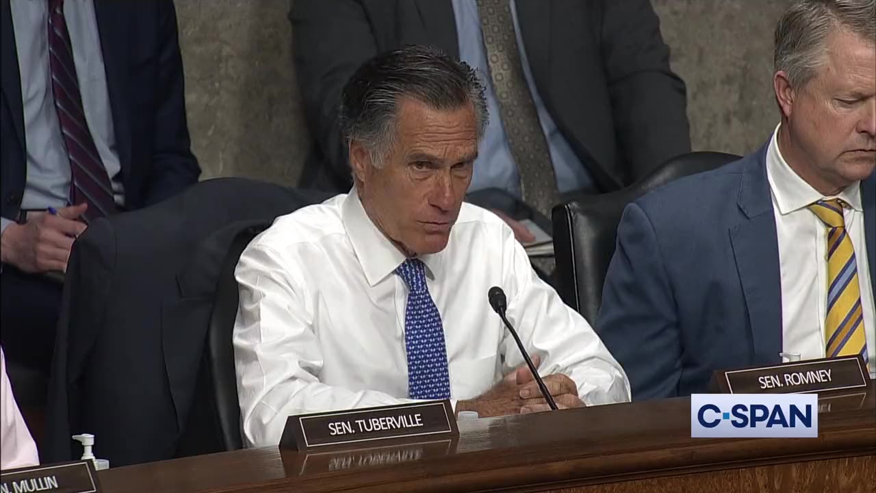 Mitt Romney at hearing with former Starbucks CEO Howard Schultz