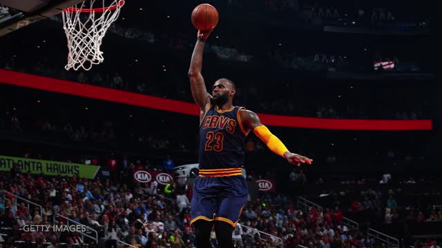 LeBron James Scores off Kyrie Irving Dime, LBJ Dedicates FEROCIOUS Dunk to Michael Phelps