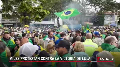 Persisten las protestas por derrota de Bolsonaro en Brasil | Noticias Telemundo