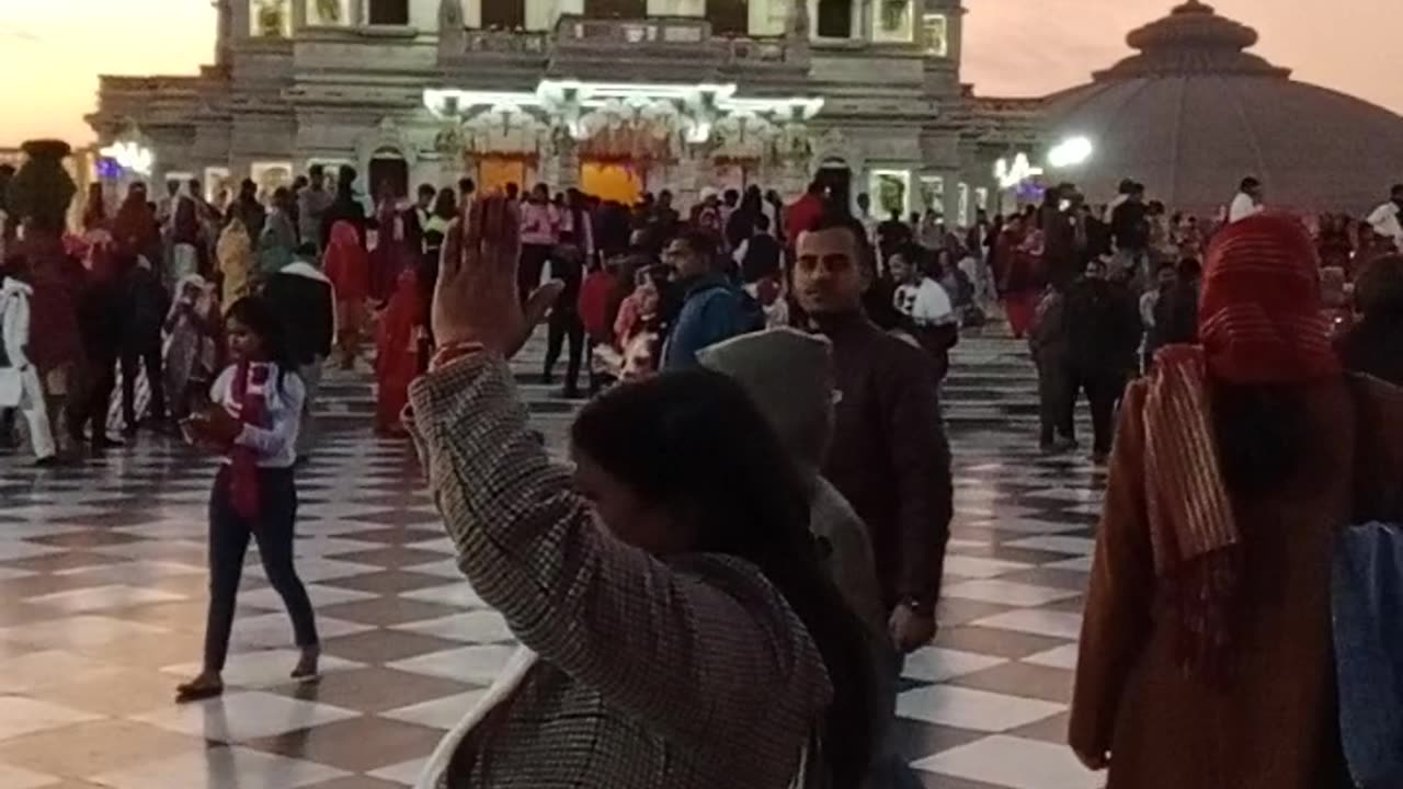 Vrindavan ja vrindavan jaungi mohe uthay virah me peer sakhi na laut ke aaungiungi sakhi