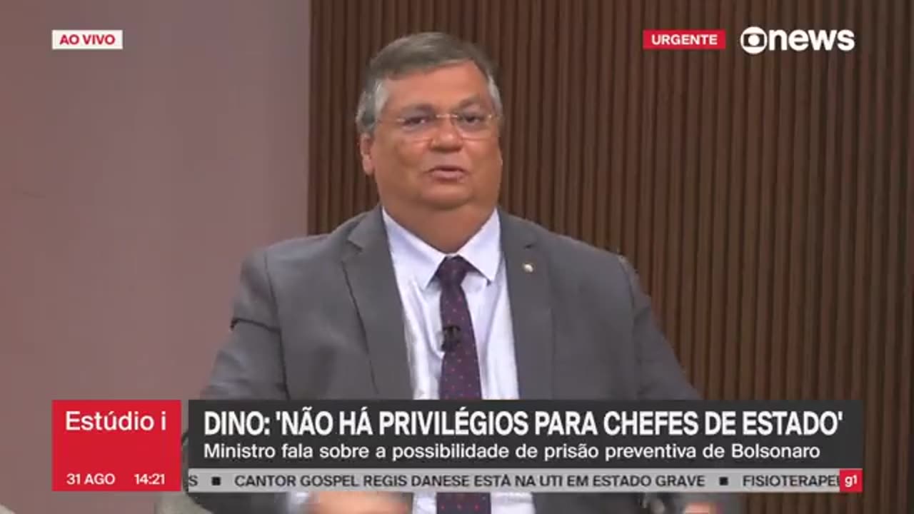 Blogueira : "O senhor será indicado ao Supremo?" Cu de banha : "Você acha que eu to com cara de Ministro do Supremo?" Blogueiro : "Sempre teve! Não é de agora não, sempre teve!"