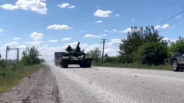 Ukrainian tanks seen heading to Kramatorsk