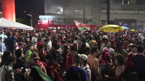 Brazil: supporters celebrate as Lula holds narrow leads | AFP