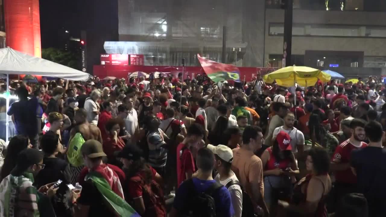 Brazil: supporters celebrate as Lula holds narrow leads | AFP