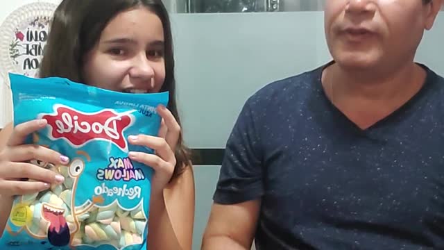 Provamos o marshmallow (Max Mallows) recheado que pinta a língua de azul, será que é bom?