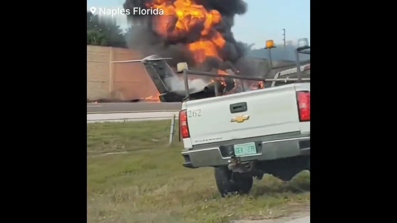 🚨#BREAKING: A private jet has crashed on interstate I-75 bursting into flames #Naples | #Flordia