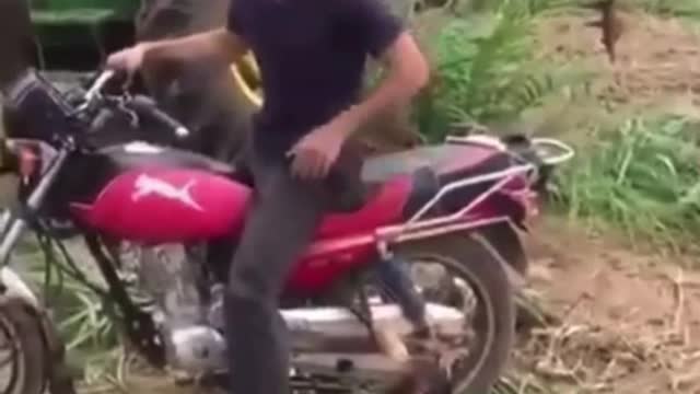هذا والله النشبه يبي ياخذ لفه بالدباب 🤣😂🤣😂🤣😂😂😂