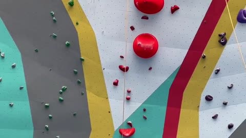 The champion of junior high school girls' rock climbing competition, 15 meters high, with the rock w