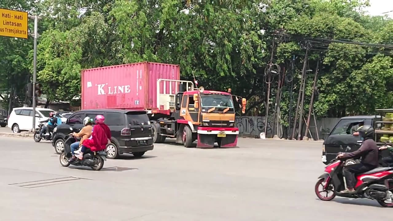 Skill trained container truck driver, turn around in the middle of the crowd