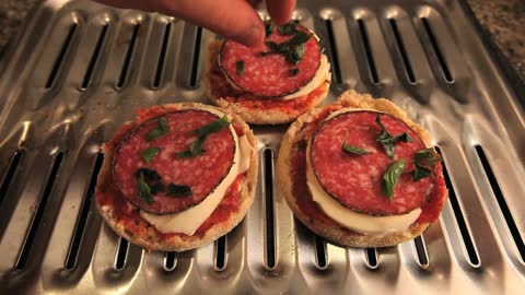 Mini Pizza Snacks in less than 30 seconds from Yummeo