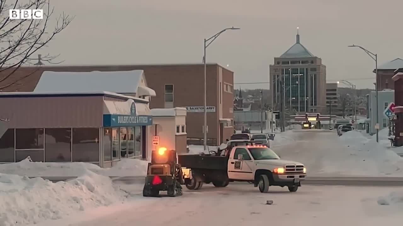 Winter storm’s icy blast hits 200 million in US – BBC News