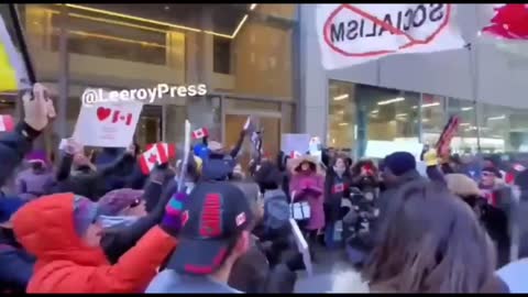 🇺🇸 NGƯỜI BIỂU TÌNH BAO VÂY SỨ QUÁN CANADA Ở NEW YORK ĐỂ LÊN ÁN CÁC CHÍNH SÁCH BÙ NHÌN CỦA TRUDEAU